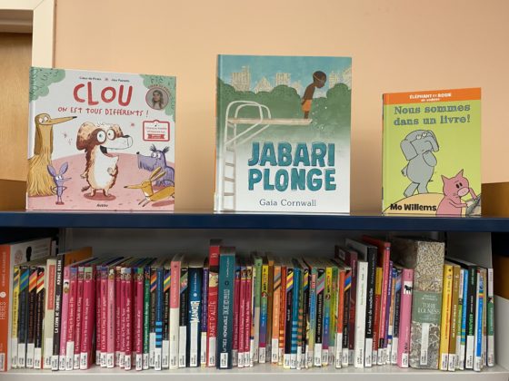 French language children's books on a shelf
